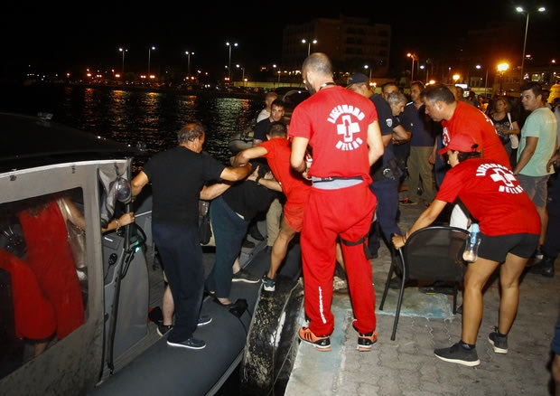 Το Λιμενικό απεγκλώβισε 696 άτομα από τις παραλίες στην θαλάσσια περιοχή της Ραφήνας