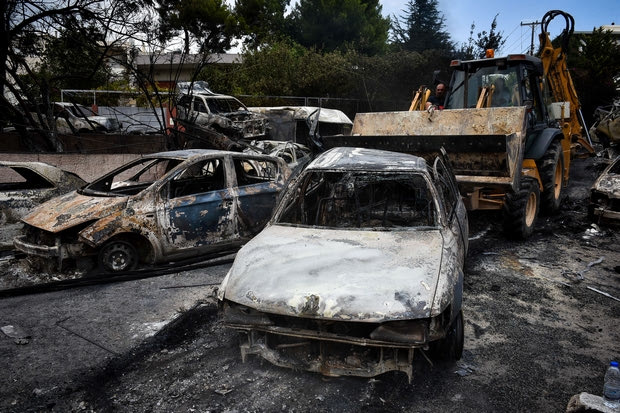 Κρανίου τόπος: Καμμένα αυτοκίνητα παντού (PHOTOS)