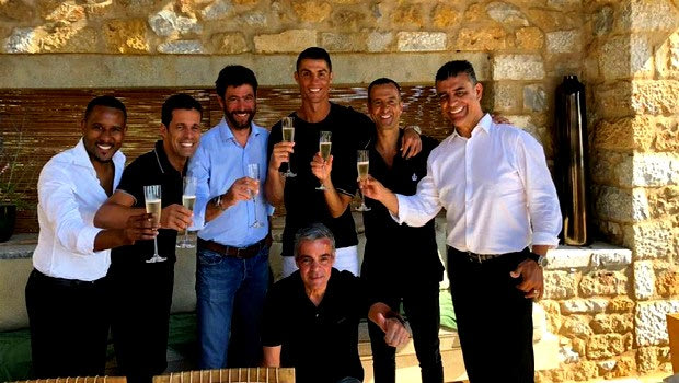 Κριστιάνο, Μέντες και Ανιέλι γιόρτασαν το deal με σαμπάνια στην Καλαμάτα