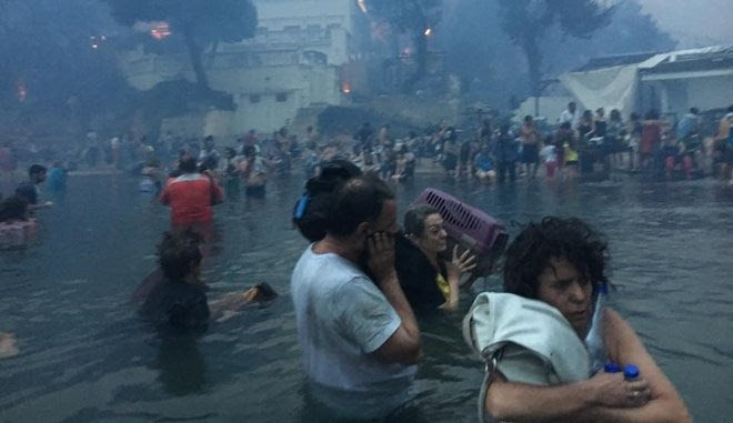 Συγκλονιστικά βίντεο από το Μάτι: Μητέρες με τα παιδιά στην αγκαλιά στη φλεγόμενη Αργυρά Ακτή