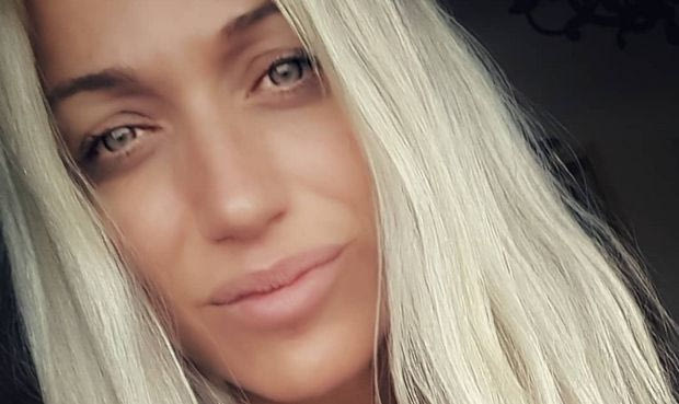“Φέτες” στην παραλία η Κατερίνα Χαλικιά (PHOTO)
