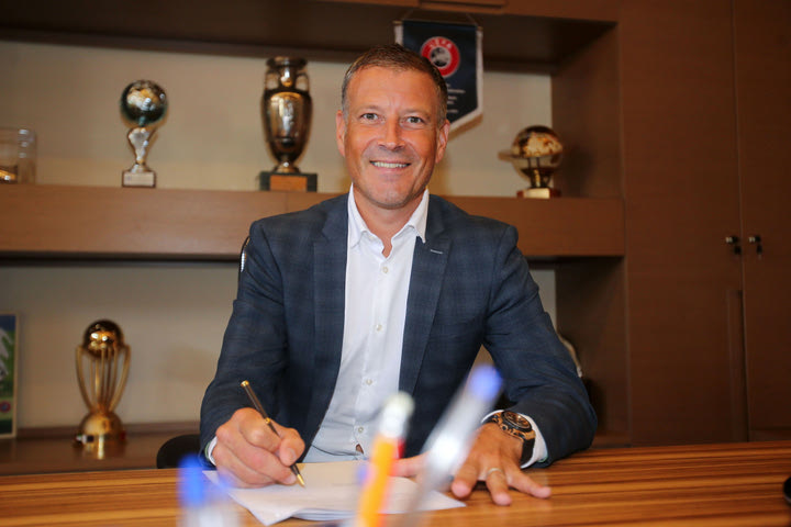 Super League Interwetten: Υπέρ της επαγγελματικής διαιτησίας οι ομάδες, η πλειοψηφία θέλει Κλάτενμπεργκ