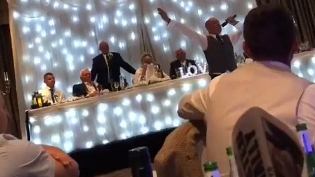 Ο κουμπάρος τραγούδησε το “It’s coming home” σε γάμο στην Αγγλία!