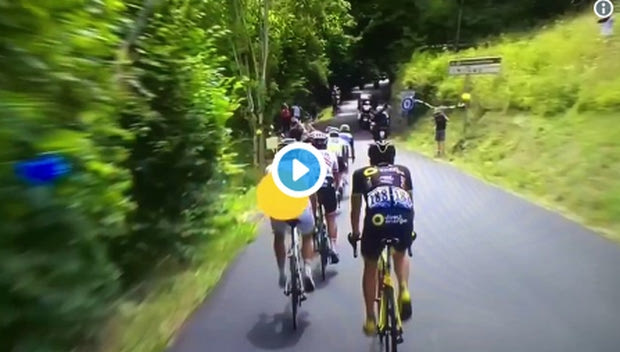 Mountain biker “πέταξε” πάνω από τους ποδηλάτες του Tour de France!