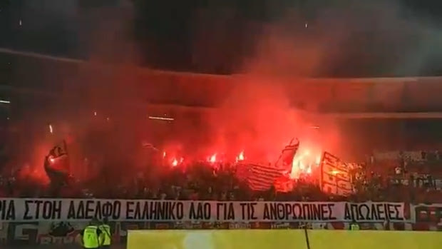 Πανό των οπαδών του Ερυθρού Αστέρα για τα θύματα των πυρκαγιών