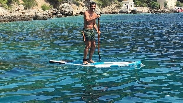 Με μαγιό στη θάλασσα ο Φίγκο και ο πρόεδρος της UEFA