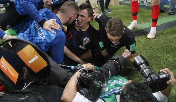 Ένας φωτογράφος συμμετείχε στους πανηγυρισμούς των Κροατών μετά το γκολ του Μάντζουκιτς (VIDEO)