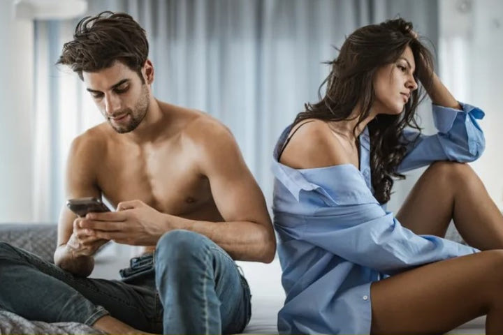 Κι όμως, το ένα έκτο των μιλένιαλς θα θυσίαζε το σεξ για σκρολ στο κινητό
