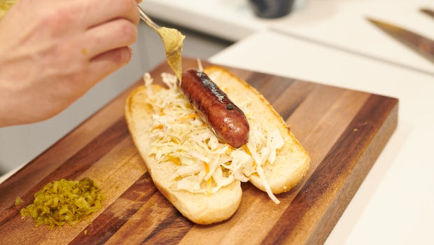 Το γερμανικό hot dog είναι η καλύτερη παρέα για το Μουντιάλ!
