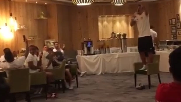 VIDEO: Ο Χριστοδουλόπουλος τραγουδά τον ύμνο του Ολυμπιακού και αποθεώνεται από τους συμπαίκτες του!