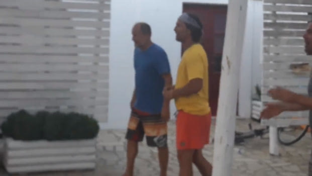 Γούντι Χάρελσον και Μάθιου ΜακΚόναχι παίζουν μπάλα στην Αντίπαρο!