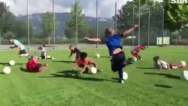 Μικρά παιδιά προπονούνται στο “πέσιμο Νεϊμάρ”