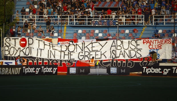Φοβερό πανό στη Νέα Σμύρνη: “Σταματήστε την εκμετάλλευση των γαϊδουριών”