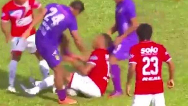 Κλωτσιά στο λαιμό σε ντέρμπι του Περού (VIDEO)