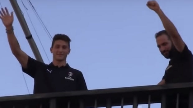 Χαμός στην Piazza Duomo για Ιγκουαΐν και Καλντάρα (VIDEO)