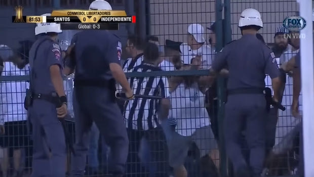 Διεκόπη λόγω συμπλοκών οπαδών με την αστυνομία το Σάντος – Ιντεπεντιέντε (VIDEO)