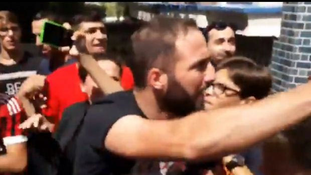 VIDEO: Πήραν το καπέλο από τον  Ιγκουαΐν – Εκνευρίστηκε ο Αργεντινός