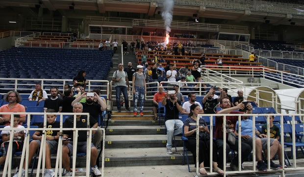 Ανοιχτή προπόνηση με καπνογόνα και συνθήματα στην ΑΕΚ