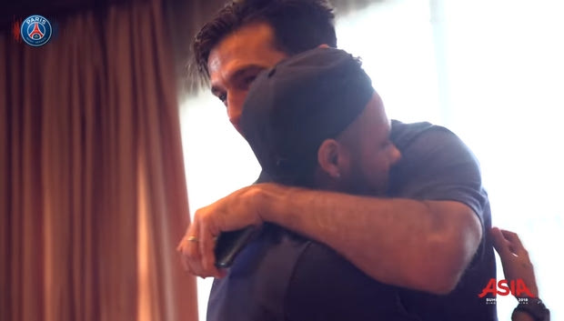 Η πρώτη αγκαλιά Νεϊμάρ – Μπουφόν στην Παρί (VIDEO)