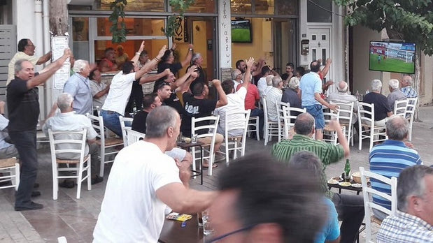 Οι έξαλλοι πανηγυρισμοί των φίλων του ΟΦΗ έξω από το “Γεντί Κουλέ” (PHOTOS)