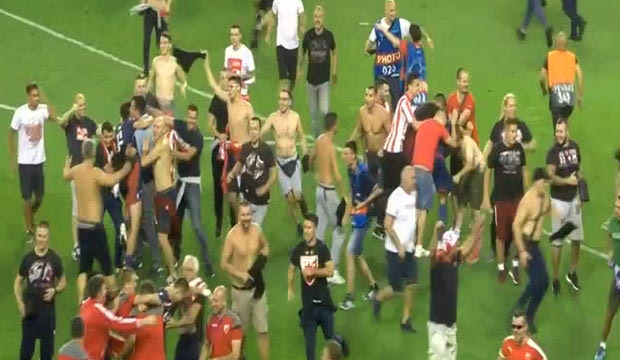 VIDEO: Μπούκαραν στο γήπεδο για πανηγυρισμούς οι οπαδοί του Ερυθρού Αστέρα