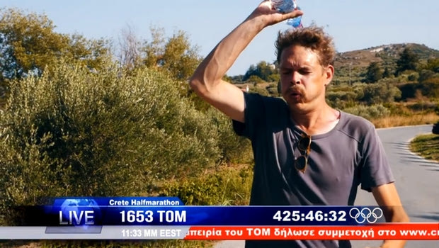 Μετά από 425 ώρες ο Τομ ακόμα τρέχει (VIDEOS)