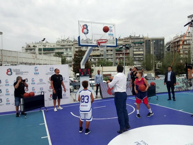 Έπαιξαν μπάσκετ Τσίπρας και Βασιλειάδης!