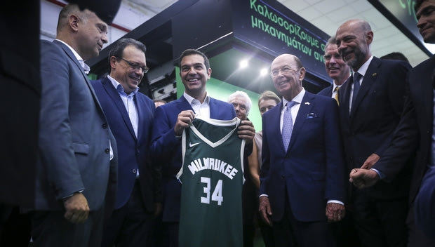 Έλαβε υπογεγραμμένη φανέλα του Αντετοκούνμπο ο Αλέξης Τσίπρας