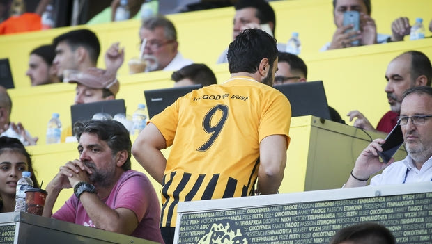 Η φανέλα με το “9” και ο “Θεός” του Καρυπίδη (PICS)