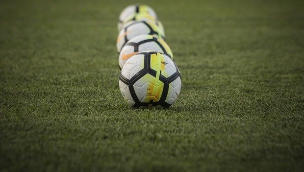 Η Super League ξανά στη σέντρα: οι ώρες και το τηλεοπτικό πρόγραμμα
