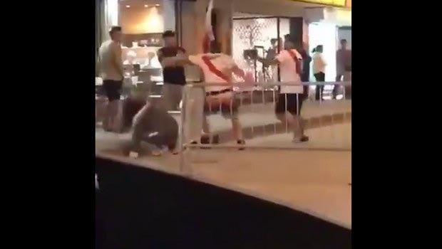 Το ξύλο βγήκε από το… Μπόκα-Ρίβερ και δεν γλιτώνουν ούτε οι γυναίκες!