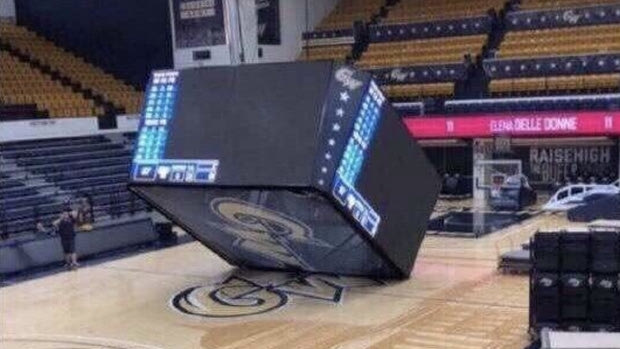 Κατέρρευσε το jumbotron γηπέδου μπάσκετ στις ΗΠΑ