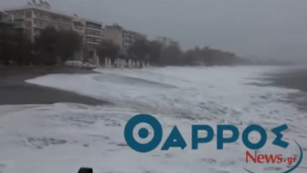 Κυκλώνας Ζορμπάς: “Μάχη” με τα κύματα στην Καλαμάτα