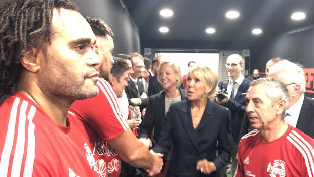 Ο Καρεμπέ ποζάρει με την Μπριζίτ Μακρόν (PHOTOS)