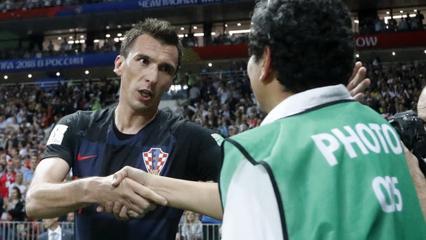 Το δώρο του Μάντζουκιτς στον φωτογράφο που “γκρέμισε” στους πανηγυρισμούς με την Αγγλία