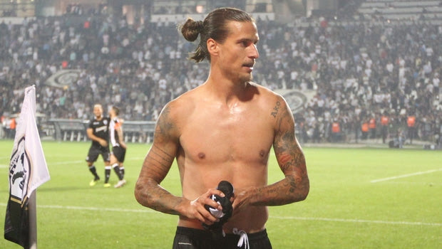 Τα τατουάζ του Αλεξάνταρ Πρίγιοβιτς μαγνητίζουν τα βλέμματα