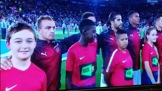Ο Σακίρι ένα μπόι με το ball boy!