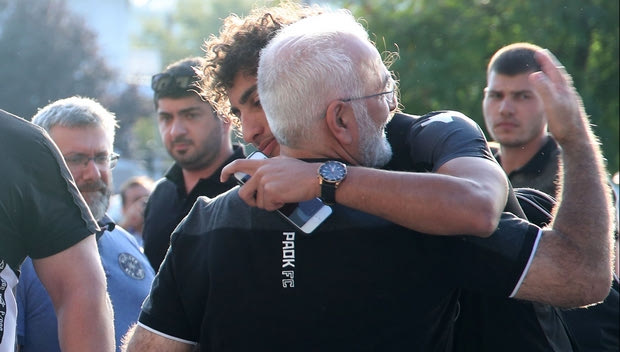 Τα high five και οι αγκαλιές του Σαββίδη με παίκτες και Λουτσέσκου
