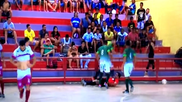 Παίκτης futsal κουτούλησε και κλώτσησε στο κεφάλι διαιτητή! (VIDEO)