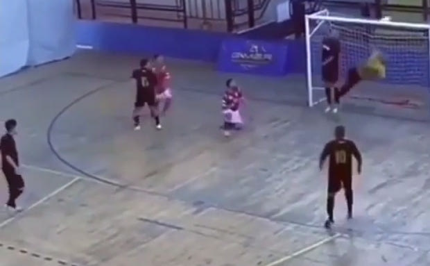 Futsal: Εκπληκτική τετραπλή απόκρουση (VIDEO)