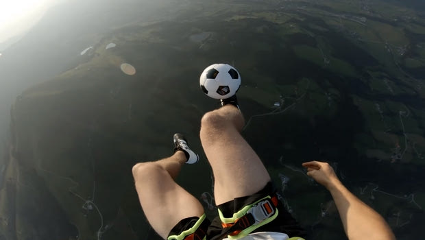 Freestylers κάνουν γκελάκια πάνω από τις Άλπεις (VIDEO)