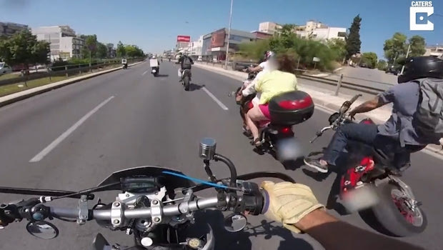 Σοκαριστικό VIDEO: Να γιατί πρέπει να φοράτε κράνος και ρούχα μοτοσικλέτας