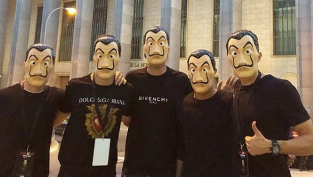 Ισπανοί ποδοσφαιριστές πήγαν στο Νομισματοκοπείο με μάσκες… La Casa De Papel