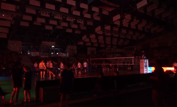 Σκοτάδι πυκνό έπεσε σε αγώνα βόλεϊ στην Πολωνία (VIDEO)