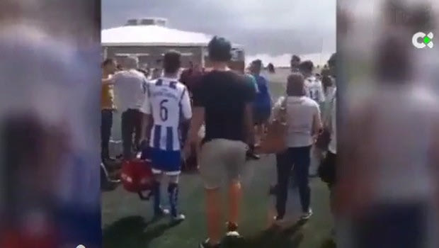 Πατέρας παίκτη πλακώνει στο ξύλο τον “ένοχο” προπονητή!