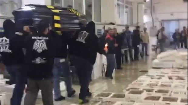 Φίλοι του ΠΑΟΚ “κήδεψαν” τον Άρη στην ιχθυόσκαλα Μηχανιώνας