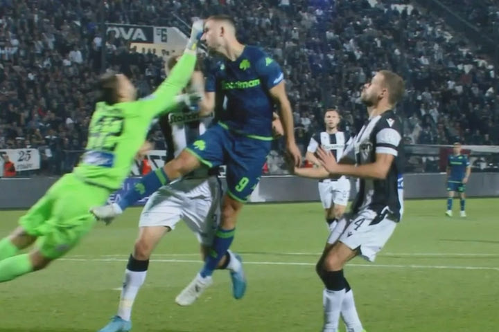 ΠΑΟΚ – Παναθηναϊκός: Ο Κοτάρσκι προσπάθησε να διώξει την μπάλα με γροθιά αλλά χτύπησε τον Σπόραρ και ο Αϊτόρ έκανε το 2-1 με πέναλτι