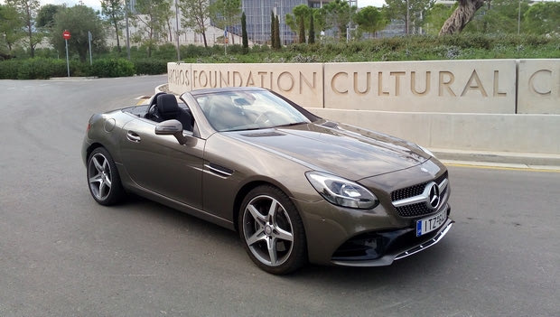 Στο τιμόνι της νέας Mercedes SLC