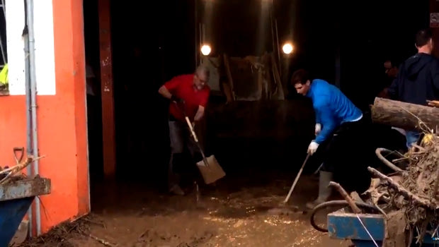 VIDEO: Ο Ναδάλ με σκούπα βοηθά τους πλημμυροπαθείς στη Μαγιόρκα