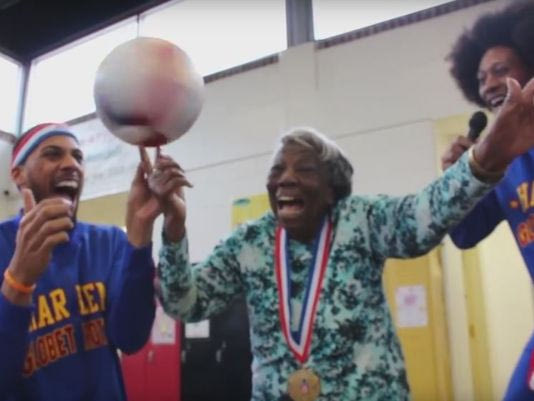 Γιαγιά 107 ετών χορεύει με τους Harlem Globetrotters!